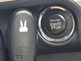 【キーレススタートシステム】カバンやポケットに入れたままでもドアの施錠・解錠が可能なスマートキーを装備。エンジンのオン・オフ時もカギを取り出す必要が無いからとっても便利です♪