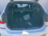 後部座席を倒すことにより積載性が上がり大きなお荷物も簡単に乗せることが可能です。