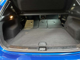 ゆったりとしたトランクルームでございます。たくさんのお荷物の車載が可能でございます。
