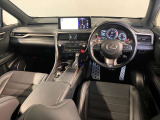 水平基調のインストメントパネル。すっきりしていて運転に集中できますね。