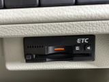 【ETC】有料道路を利用する際に料金所で停止することなく通過できる、ETC車載器(ノンストップ自動料金収受システム機器)が装備されています。セットアップを行うことで利用可能になります。