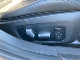 運転席側はメモリー機能付きの電動シートとなっております。