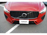 最新のVOLVOのエンブレムデザイン☆センターを斜めに大きく横切るラインと銀のアイアンマーク☆