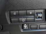 運転席の右側にはアイドリングストップ、ハンズフリーオートスライドドア等のスイッチがあります。