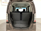 開口部も広く荷物の積み下ろしもしやすいお車となっております。シートの背もたれは5:5の割合で分割して可倒できるので、長いお荷物などを載せることもできます。
