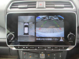 空から見下ろしているような視点で周囲を確認できるアラウンドビューモニター。駐車時とても便利♪