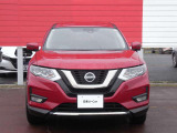 エンジンフードへとラインがつながるVモーショングリルとタフでモダンなフロントバンパーが、迫力あるフロントフェィスを実現。LEDヘッドランプ&フォグランプが精悍さと洗練性を表現しています。