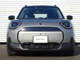 ご納車前には、MINIを熟知したメカニックによる100項目の点検・整備を行います。不具合箇所、交換時期に達している部品に関しましては、全て当社負担で交換してからのご納車となります。
