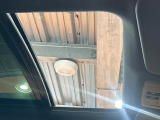 【サンルーフ】開放感たっぷりの希少装備、サンルーフが装着されています!車内に明かりを取り入れたり景色を楽しむ以外にも、車内の空気も簡単に換気できて快適です!