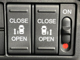 【両側パワースライドドア】スマートキーや運転席のスイッチで後席両側スライドドアの開閉が可能♪電動だから力を入れてドアを開ける必要が無く、小さなお子様でも簡単に開け閉めでき快適です♪