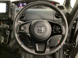ハンドルにHondaセンシング系のクルーズコントロールやレーンキープアシストなどのスイッチと、オーディオの操作スイッチが装備されています。ハンドルから手を離さず安全に操作できます。