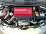 エンジンルームも大変綺麗で手入れしております。オイルキャップもアバルトアルミキャップに変えておりカッコいい仕上がりになっています。