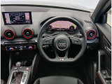 quattroシステムはセンターデフとして電子制御多板クラッチを備える方式で、前後トルク配分を適切にコントロールする。