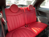 【後部座席】後部座席も乗り心地良いレッドシートになっております。
