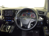 運転の際、常に目にする部分だけにシックで飽きのこないデザインが良いですね。
