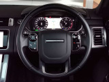 RANGEROVERのエレガントなステアリングはソフトレザーの握り心地の良いレザーを使用しています。