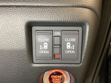 リアドアは乗り降りに便利な両側電動スライドドアです。また運転席に座っていながらスイッチ操作で自在にスライドドアを開け閉めできます。