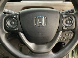 ハンドルにHondaセンシング系のクルーズコントロールやレーンキープアシストなどのスイッチと、オーディオの操作スイッチが装備されています。ハンドルから手を離さず安全に操作できます。