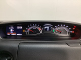 スピードメーターとタコメーターを大きく配した見やすいメーター部になっています。左側のインフォメーション画面でオドメーターや燃費などの情報を確認できます。
