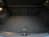 ゆったりとしたトランクルームでございます。たくさんのお荷物の車載が可能でございます。