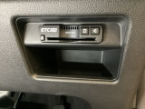 ハンドルの右下にETC2.0がついています。高速道路の料金所の通過も楽々です!。 カードの取り出しもしやすい場所についています。