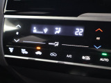 フルオートエアコンが装備されています!お好みの温度設定をするだけでエアコンの風量やモードの切り替えを自動でコントロールしてくれます!ユーザーの操作が少なく燃費走行にもつながります!