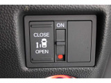 乗り降りラクラクな片側パワースライドドアが装備されてます。運転席からもリモート操作が可能です。外からはリモコンキーで開閉することができます。巻き込み防止機能もありますので安心です。