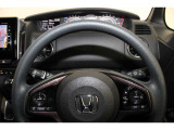 ハンドル左側にはオーディオ操作が出来るオーディオリモートコントロールスイッチ、右側にはHondaSENSINGとオートクルーズスイッチを装備!長距離運転や高速道路の運転では大活躍です!
