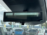 【デジタルルームミラー】車両後方カメラの映像をルームミラーに映すことが出来ます。 そのため、後席に人や荷物があって後方が見えづらい場合でもしっかり視界を確保することが出来ます。