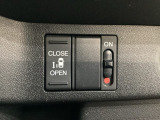 左側電動スライドドアは運転席からでも操作ができるように、ハンドル付近に開閉の操作スイッチが付いています。