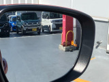 走行中、後方から接近する車両を知らせ、点灯したドアミラー側にウインカーを操作すると点灯とブザー音により注意を知らせる【ブラインドスポットモニター】