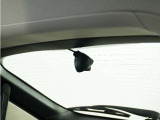 この車にはリアにもドライブレコーダーを装備しております◆映像・音声などを記録する自動車用の装置です。 もしもの事故の際の記録はもちろん、旅行の際の思い出としてドライブの映像を楽しむことができます。
