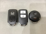 スマートキーを装備しています。鍵を差し込むことなくドアロックの開け閉めと、スタートボタン操作でのエンジンスタートができます。加えて、純正リモコンエンジンスターター用の操作キーもついています。