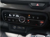 【オートエアコン】温度を設定すれば自動で快適な車内温度を保ちます。エアコン内部の高性能脱臭フィルターで車内のアレルゲンや花粉を除去。