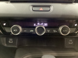 オートエアコンがついてますので簡単操作で快適に過ごせます。シートヒータースイッチ内蔵で前席の左右別々に3段階で温度設定ができます。