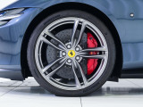 20インチ・マットグリジオコルサ鍛造ホイールが足元を引き締め、スポーティな印象を与えます。