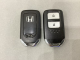 スマートキーを装備しています。鍵を差し込むことなくドアロックの開け閉めと、スタートボタン操作でのエンジンスタートができます。スペアキーも同じものを用意しております。
