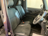 フロントベンチシートが運転席足元もゆったり、広々快適です、助手席へのウォークスルーも楽々可能ですよ☆