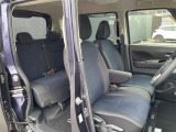 運転席は座り心地が良く快適にドライブをしていただけます。