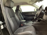 シートは座面・背もたれが布素材で、脇の部分がレザー調素材を合わせた高級感のあるコンビシートです。広い足元にゆったり座れるシートには肘掛も装備しており長距離の運転でも疲れにくいシートです。