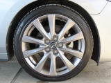 純正アルミを履いてます!燃費の面でも活躍してくれる装備です!