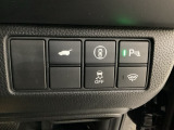 Hondaセンシング用の、VSA(ABS+TCS+横滑り抑制)解除のメインスイッチなどはハンドルの右側に装備しています。ボタン操作でトランクが開けられる電動テールゲートのボタンもついています。