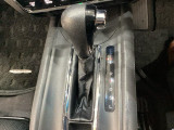 CVT車のセレクトレバーです。低速から高速まで、変速ショックのないスムーズな走りと、エンジン効率のよい領域を維持して燃費にも貢献します。