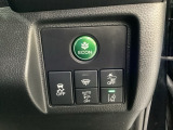 Hondaセンシング用の、VSA(ABS+TCS+横滑り抑制)解除とレーンキープアシストシステムのメインスイッチなどはハンドルの右側に装備しています。燃費に役立つECONボタンもここです。