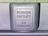アクセサリーソケットは、電源からケーブルをつなげば、スマートフォンなどの電子機器の充電などを行うことができます!