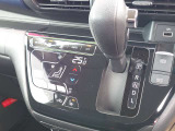 オートエアコン装備★シフトレバーもシンプルで操作性♪