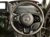 ハンドルにHondaセンシング系のクルーズコントロールやレーンキープアシストなどのスイッチと、オーディオの操作スイッチが装備されています。ハンドルから手を離さず安全に操作できます。