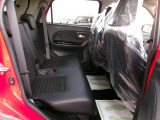 後部座席は足元広々。ゆったりとくつろげます。