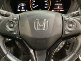 ハンドルにHondaセンシング系のクルーズコントロールやレーンキープアシストなどのスイッチと、オーディオの操作スイッチが装備されています。ハンドルから手を離さず安全に操作できます。