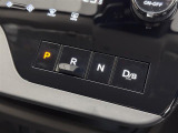【ギアセレクターボタン】このクルマはギアチェンジもチェンジレバーではなくボタンで行います。コントロールパネルもフラットでスッキリとしており、非常に洗練された印象を受けますね。